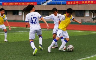 踢足球球员挣钱吗女生多吗，踢足球球员挣钱吗女生多吗知乎